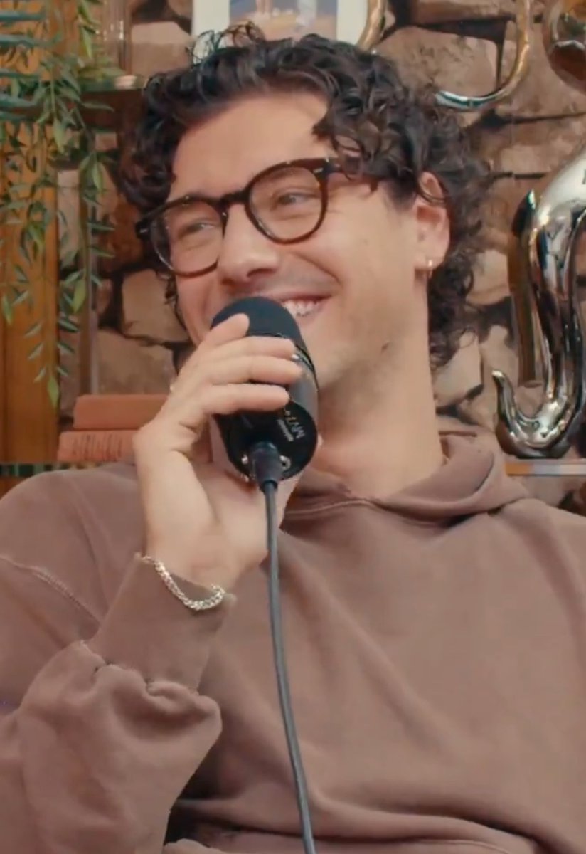 livsgraham's tweet photo. o óculos c o cabelo o brinco os olhinhos brilhando como pode esse homem ser tão lindo assim https://t.co/HPgy7mfX17