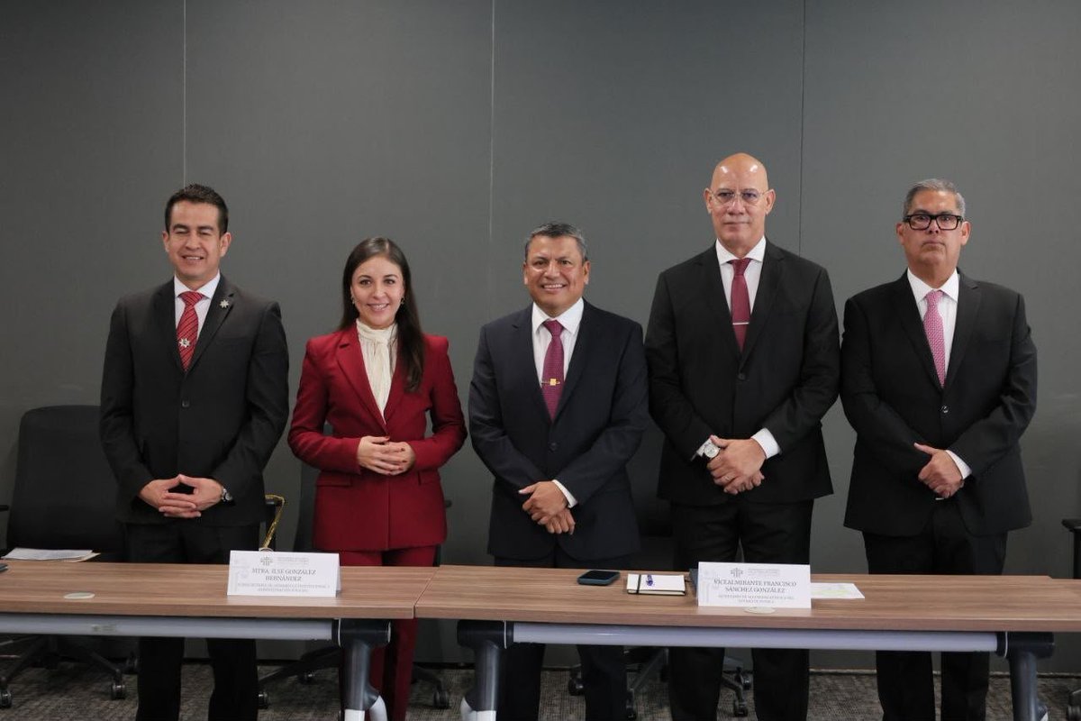 SSPGobPue's tweet photo. En mesa de trabajo con la Comisión de Seguridad Pública del @CongresoPue, el vicealmirante Francisco Sánchez González informó los avances y resultados alcanzados desde esta dependencia.  

ℹ️ El secretario de Seguridad Pública destacó la detención de 6 mil 243 probables responsables de delitos y de 141 objetivos prioritarios; así como la incidencia a la baja en 12 delitos de alto impacto. 

Como parte de la Estrategia Nacional que impulsa la presidenta @Claudiashein, el @Gob_Puebla que encabeza @armentapuebla_ privilegia la coordinación, presencia territorial y labores de inteligencia para fortalecer la seguridad en cada parte de la entidad. 

🖇️ Más información: https://t.co/veWgtkOCs0