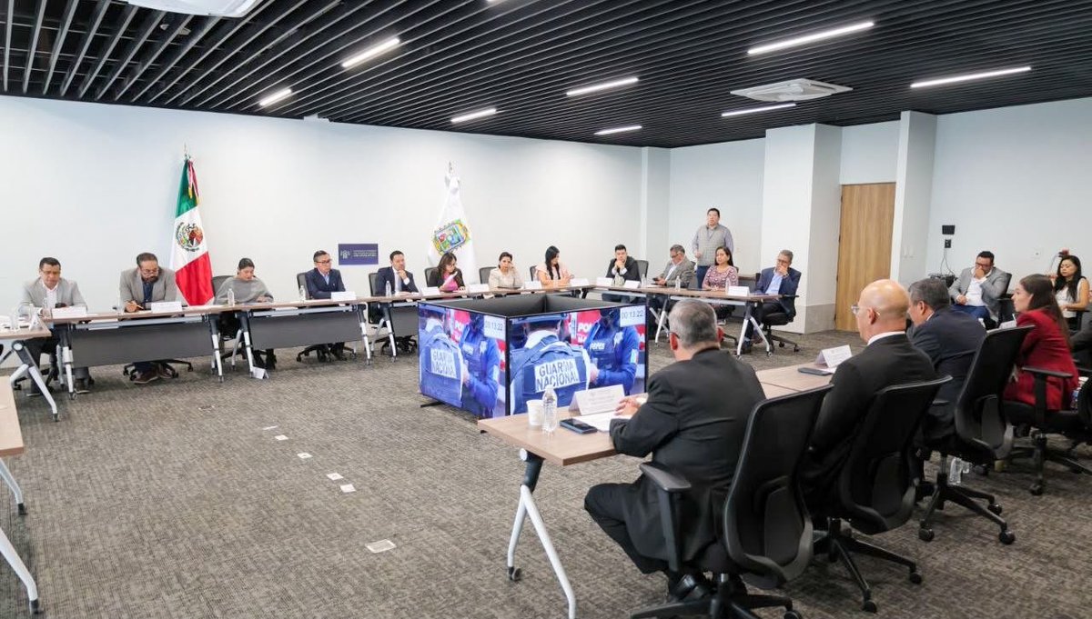 SSPGobPue's tweet photo. En mesa de trabajo con la Comisión de Seguridad Pública del @CongresoPue, el vicealmirante Francisco Sánchez González informó los avances y resultados alcanzados desde esta dependencia.  

ℹ️ El secretario de Seguridad Pública destacó la detención de 6 mil 243 probables responsables de delitos y de 141 objetivos prioritarios; así como la incidencia a la baja en 12 delitos de alto impacto. 

Como parte de la Estrategia Nacional que impulsa la presidenta @Claudiashein, el @Gob_Puebla que encabeza @armentapuebla_ privilegia la coordinación, presencia territorial y labores de inteligencia para fortalecer la seguridad en cada parte de la entidad. 

🖇️ Más información: https://t.co/veWgtkOCs0