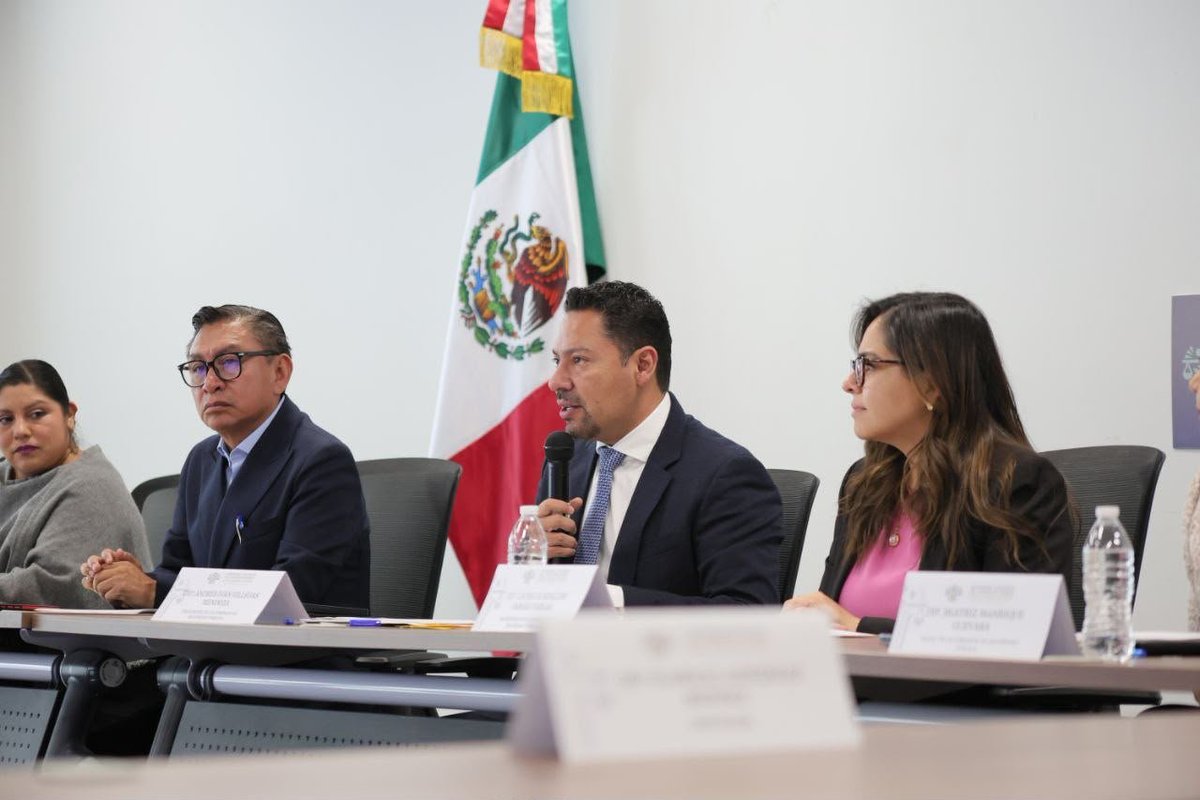 SSPGobPue's tweet photo. En mesa de trabajo con la Comisión de Seguridad Pública del @CongresoPue, el vicealmirante Francisco Sánchez González informó los avances y resultados alcanzados desde esta dependencia.  

ℹ️ El secretario de Seguridad Pública destacó la detención de 6 mil 243 probables responsables de delitos y de 141 objetivos prioritarios; así como la incidencia a la baja en 12 delitos de alto impacto. 

Como parte de la Estrategia Nacional que impulsa la presidenta @Claudiashein, el @Gob_Puebla que encabeza @armentapuebla_ privilegia la coordinación, presencia territorial y labores de inteligencia para fortalecer la seguridad en cada parte de la entidad. 

🖇️ Más información: https://t.co/veWgtkOCs0