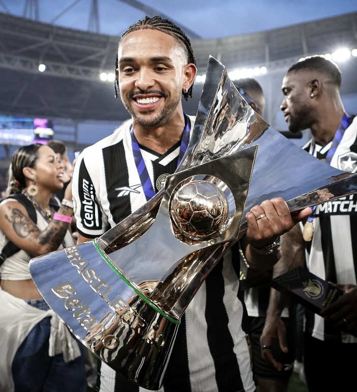 CanalDoManel_'s tweet photo. 🚨🚨🚨 Fui apurar sobre o Vitinho: Recebi que o jogador NÃO deseja sair do Botafogo, está feliz e com tudo em dia.

O jornalista Bruno Andrade da ESPN trouxe outra apuração disse que ele estaria a disposição do mercado e deseja sair.

Eu tenho uma apuração 100% ao contrário.

A ver...