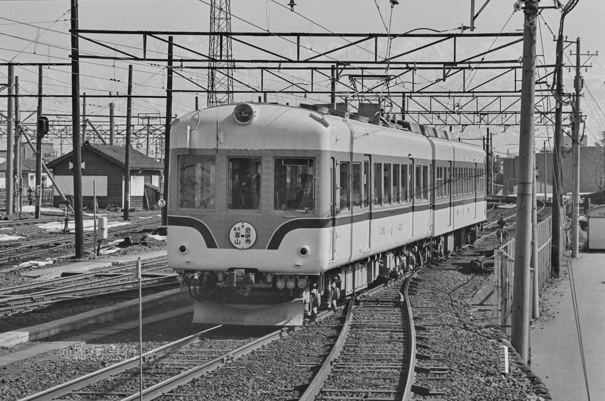 onlyyou_express's tweet photo. 話題のクハ175

175 + 14792
電鉄富山  1982年2月16日撮影

当時は14790形と組んで重宝されていたようです。
wikiによると、この編成でも冷房使用可能だったのね！
(ネガの続きにはクハ173の同様の編成が写っています。) https://t.co/GDQqbyMgoe