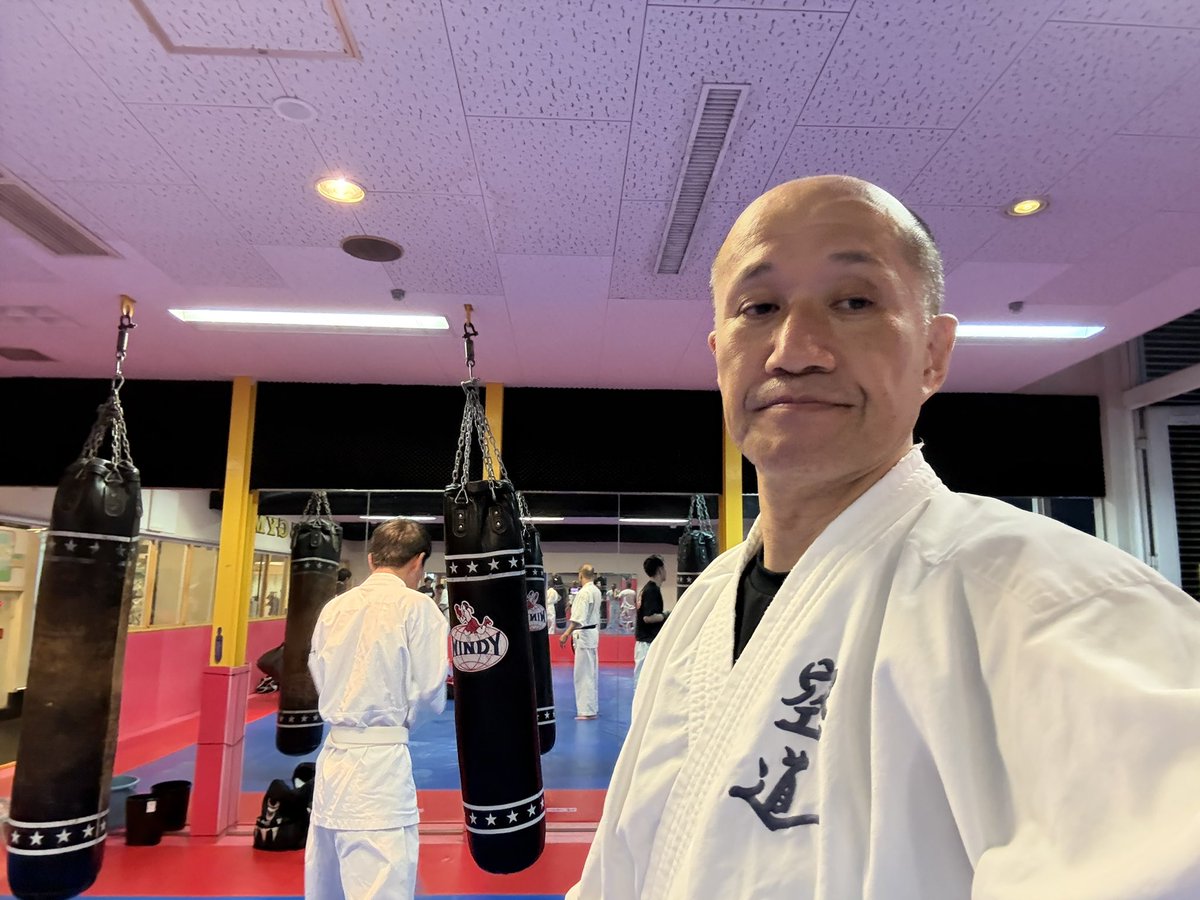urikakebaki's tweet photo. おはようございます！

昨日は空道の稽古でした。

武道は修行なので、一生続きます。

仕事も修行だと思えば、自分で働き方を考えながら、納得いくまで続けていくものなのかもしれません。

大事なのは、自分で決めること。
頑張れ、俺！

#空道
#空道
#自分で決める
#50代からがゴールデンタイム https://t.co/0nKEnQoyPp