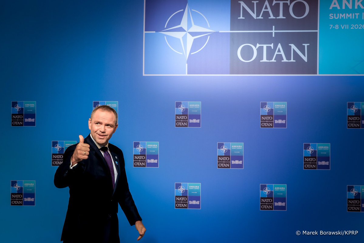JanMolskiIII's tweet photo. Dokonaliśmy w zeszłym roku idealnego wyboru. 

Po prostu. 

Nareszcie mamy prezydenta, który po wielu latach posuchy niedość, że dba o nasze interesy, to jeszcze godnie nas reprezentuje. 

Klasa. https://t.co/vBpbleUQRn