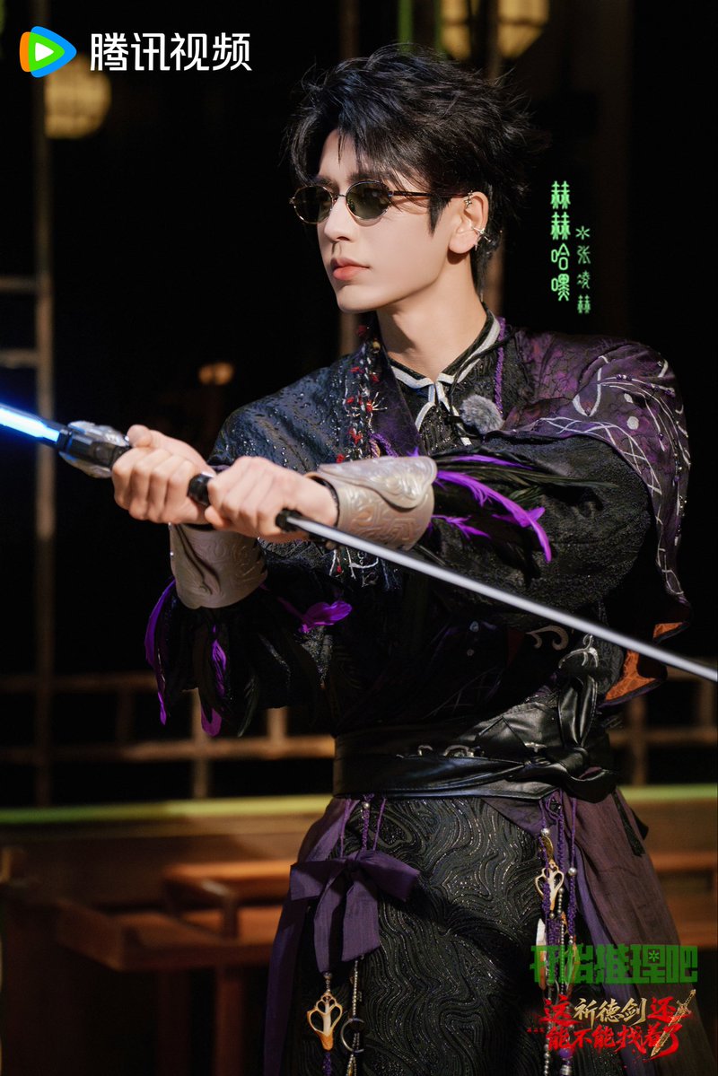 ZLHMexico's tweet photo. ¿Podrán encontrar la Espada Qide? ⚔️

El legendario adivino del mundo marcial, He He Ha Hei (Zhang Linghe), llega a la Conferencia de Apreciación de Espadas para una nueva aventura llena de misterio.

The Truth Temporada 4 | Nuevos episodios todos los miércoles y jueves en WeTV. https://t.co/EoQpIdNjUx