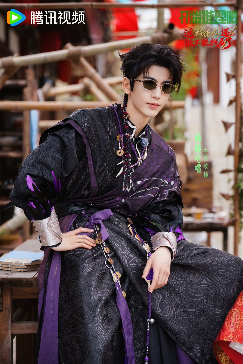 ZLHMexico's tweet photo. ¿Podrán encontrar la Espada Qide? ⚔️

El legendario adivino del mundo marcial, He He Ha Hei (Zhang Linghe), llega a la Conferencia de Apreciación de Espadas para una nueva aventura llena de misterio.

The Truth Temporada 4 | Nuevos episodios todos los miércoles y jueves en WeTV. https://t.co/EoQpIdNjUx