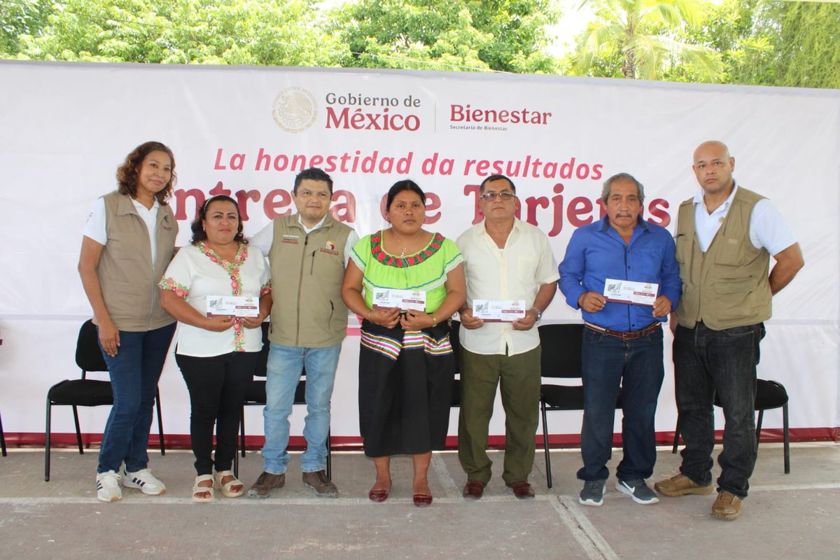 PepeCardozo4T's tweet photo. Como parte del #FAISPIAM, se entregaron 61 tarjetas del @bbienestarmx en Calakmul (53) y Hopelchén (8), Campeche. Una inversión histórica de $29.6 MDP que llegará directo y sin intermediarios para obras de agua, luz, escuelas y vivienda elegidas por la gente. https://t.co/XpWacvTLTr