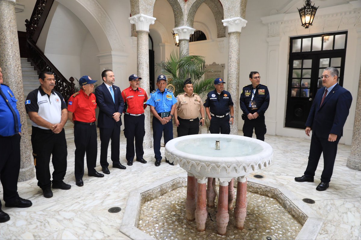 as_salazar's tweet photo. *Ministro Orillac recibe a  destacado grupo que participa en Asamblea de Cuerpos de Bomberos de Centroamérica y el Caribe* 

El ministro de la Presidencia, @JuanCOrillac recibió este miércoles en el Palacio de Las Garzas a una delegación de “camisas rojas” que participan en la Asamblea de la Confederación de Cuerpos de Bomberos de Centroamérica y el Caribe (COBICA), en el marco del Congreso Internacional Bomberil 2026.

Durante la visita oficial, el ministro Orillac felicitó a la delegación por su dedicación, entrega y profesionalismo, cualidades demostradas especialmente en la labor humanitaria, de salvamento y búsqueda de víctimas llevada a cabo tras los recientes terremotos en Venezuela. 

Este grupo de bomberos, que recorrió el Palacio Presidencial, agradeció al ministro Orillac por el recibimiento. Destacó que este gesto constituye un respaldo clave para el fortalecimiento de los lazos de cooperación, integración y fraternidad entre los Cuerpos de Bomberos de la región, contribuyendo al éxito de tan significativo encuentro internacional. 

La delegación internacional estuvo conformada por el coronel Héctor Chávez León (Costa Rica); el capitán Marco Antonio Artiga (Honduras); los comandantes Enrique Chavarría, Ramón Landero Pichardo y Jaime Eduardo Delgado Cultrera (Nicaragua); Donado Aguirre, el mayor Otto Denny Mazariegos Pinzón y el comandante Giovanni Estuardo Cordón García (Guatemala). Por Panamá, asistieron los coroneles Víctor Raúl Álvarez, Gonzalo Chan Gil y José Batista, entre otros.
