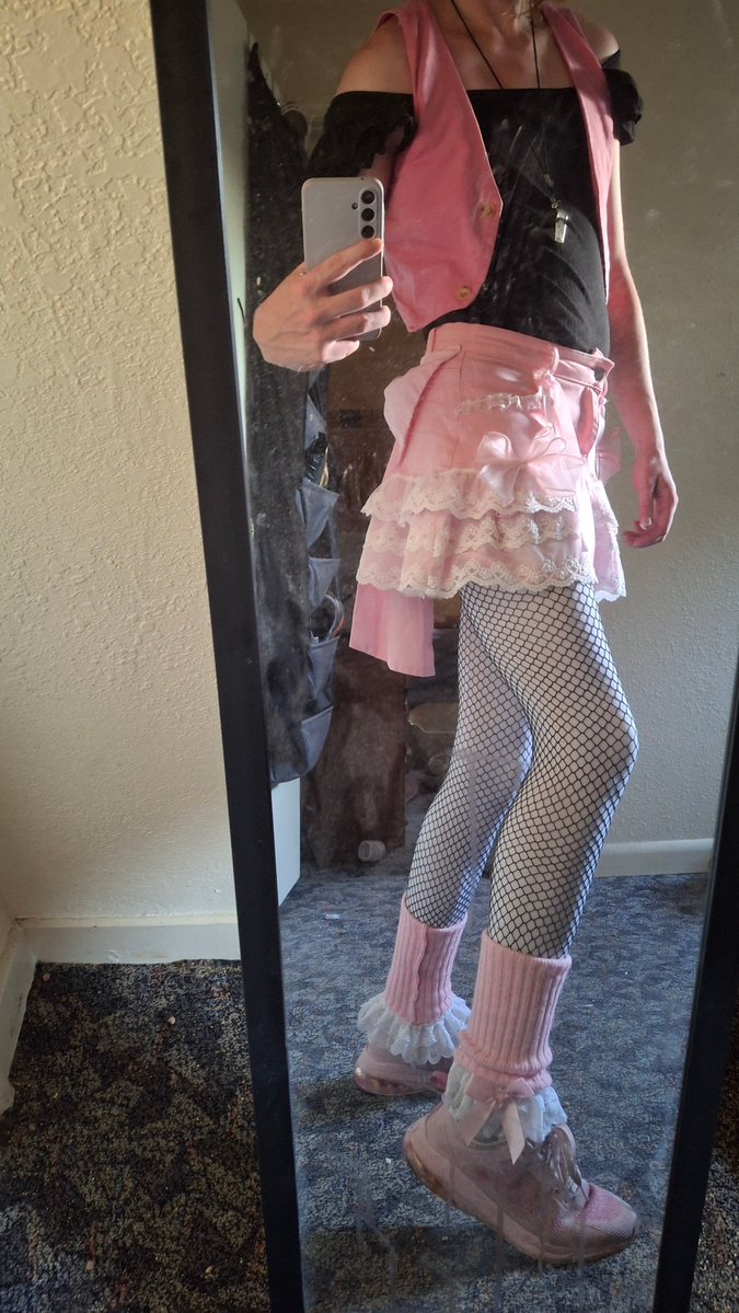 InsanePPLCope's tweet photo. Outfit reveal: https://t.co/1SurgNxscJ