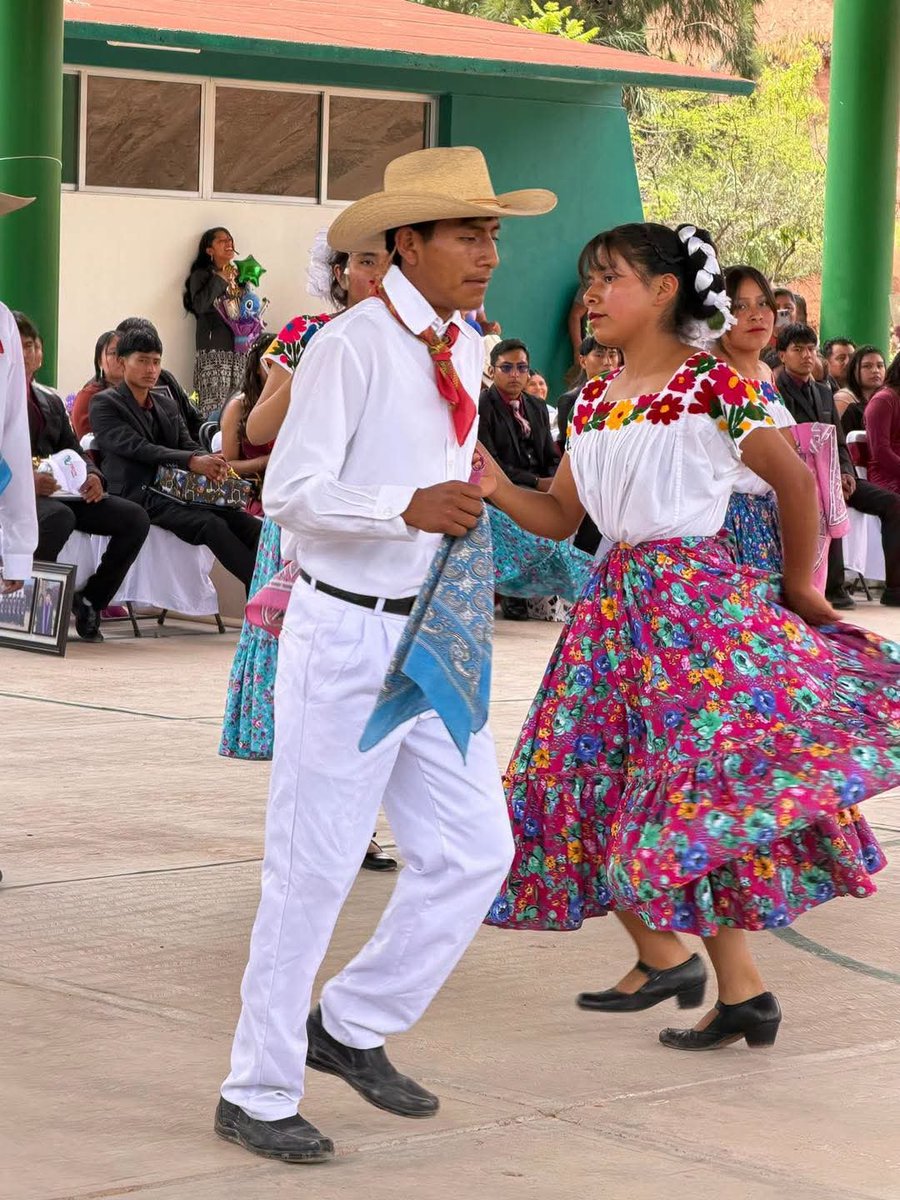lopez_isra's tweet photo. Un gusto ser padrino de las y los jóvenes egresados de la generación 2023–2026 del CECyTE-EMSaD Núm. 51 de Magdalena Peñasco, una ceremonia de graduación que simboliza el resultado del esfuerzo, la constancia y el compromiso de cada estudiante.

En mi mensaje reiteré el compromiso para seguir impulsando acciones que fortalezcan la educación de nuestra juventud. Estoy convencido de que las y los egresados llevarán en alto el nombre de @CECyTEOaxaca, construyendo un futuro con más oportunidades para sus comunidades.

¡Muchas felicidades!

#LXVILegislatura
#GPMorena