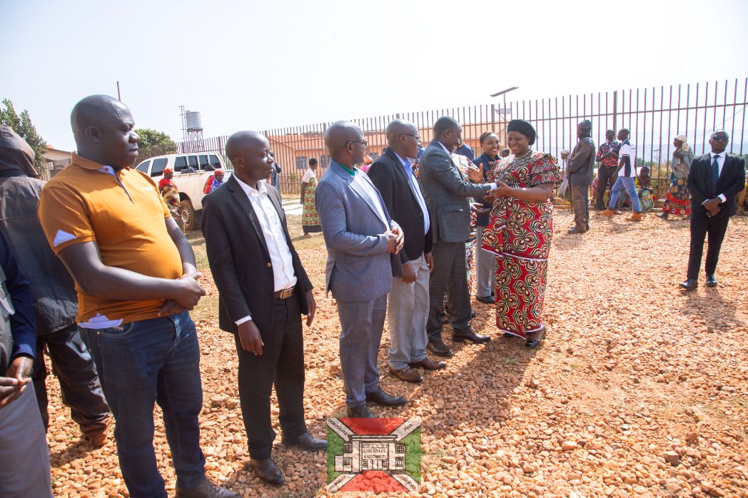 nshingamateka's tweet photo. 1/2 #Burundi: En vacances parlementaires à @BuhumuzaProvinc, le Deuxième Vice-président de l'@nshingamateka l'Honorable #BoussessiaNkezimana a visité la commune #Butihinda ce mercredi 8 juillet 2026 où elle s'est entretenue avec les administratifs locaux (les chefs de zone et chefs de colline).

L' administration communale se réjouit de l'assiduité de la population aux travaux de développement et de la politique de décentralisation en cours même si elle se heurte au manque d'infrastructures appropriées et de ressources humaines.

Malgré les sensibilisations couplées de sanctions, la fraude et la consommation de boissons prohibées persistent, avec quelquefois la complicité des certains administratifs à la base.

D'autres défis présentés sont liés à l'insuffisance de l'eau potable et de l'électricité, l'instabilité des prix de déplacement, le retard dans la distribution des semences de maïs et de l'engrais chimique, les abandons scolaires ainsi que le manque de réseaux de communication pour la population qui habite sur la frontière.

#VacancesParlementairesJuillet2026
@Burundi_senat
@MininterInfosBi