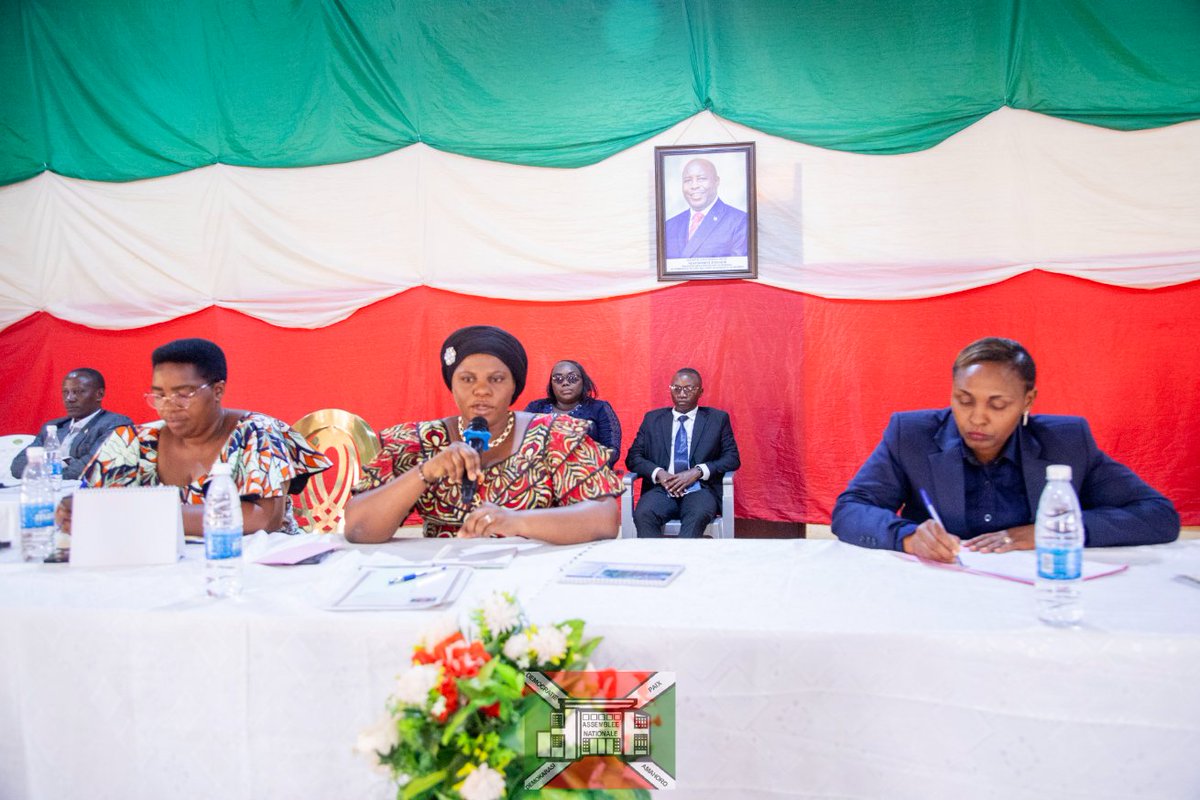 nshingamateka's tweet photo. 1/2 #Burundi: En vacances parlementaires à @BuhumuzaProvinc, le Deuxième Vice-président de l'@nshingamateka l'Honorable #BoussessiaNkezimana a visité la commune #Butihinda ce mercredi 8 juillet 2026 où elle s'est entretenue avec les administratifs locaux (les chefs de zone et chefs de colline).

L' administration communale se réjouit de l'assiduité de la population aux travaux de développement et de la politique de décentralisation en cours même si elle se heurte au manque d'infrastructures appropriées et de ressources humaines.

Malgré les sensibilisations couplées de sanctions, la fraude et la consommation de boissons prohibées persistent, avec quelquefois la complicité des certains administratifs à la base.

D'autres défis présentés sont liés à l'insuffisance de l'eau potable et de l'électricité, l'instabilité des prix de déplacement, le retard dans la distribution des semences de maïs et de l'engrais chimique, les abandons scolaires ainsi que le manque de réseaux de communication pour la population qui habite sur la frontière.

#VacancesParlementairesJuillet2026
@Burundi_senat
@MininterInfosBi