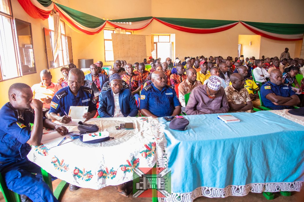 nshingamateka's tweet photo. 1/2 #Burundi: En vacances parlementaires à @BuhumuzaProvinc, le Deuxième Vice-président de l'@nshingamateka l'Honorable #BoussessiaNkezimana a visité la commune #Butihinda ce mercredi 8 juillet 2026 où elle s'est entretenue avec les administratifs locaux (les chefs de zone et chefs de colline).

L' administration communale se réjouit de l'assiduité de la population aux travaux de développement et de la politique de décentralisation en cours même si elle se heurte au manque d'infrastructures appropriées et de ressources humaines.

Malgré les sensibilisations couplées de sanctions, la fraude et la consommation de boissons prohibées persistent, avec quelquefois la complicité des certains administratifs à la base.

D'autres défis présentés sont liés à l'insuffisance de l'eau potable et de l'électricité, l'instabilité des prix de déplacement, le retard dans la distribution des semences de maïs et de l'engrais chimique, les abandons scolaires ainsi que le manque de réseaux de communication pour la population qui habite sur la frontière.

#VacancesParlementairesJuillet2026
@Burundi_senat
@MininterInfosBi