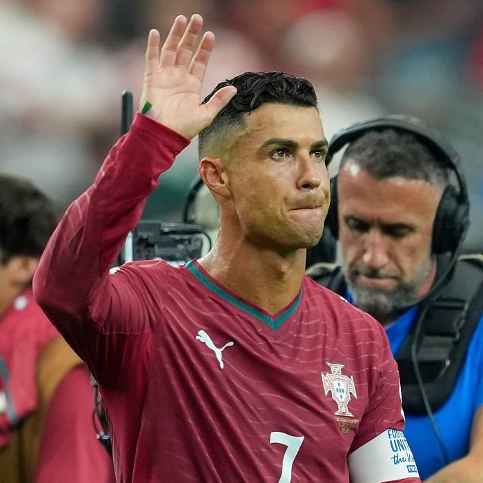 centregoals's tweet photo. 🚨🚨🎙️| Thierry Henry: “Cristiano Ronaldo’s legacy is 𝐔𝐍𝐓𝐎𝐔𝐂𝐇𝐀𝐁𝐋𝐄. A lot of great players didn't win the World Cup, it does not define their legacy.

I wish him all the best, I hope he scores more than 1000 goals. He inspired a generation, kids, especially the way he breathes, lives and thinks about football.

Look at his body, he’s an example to all of us. Big man, all the very best on what you wish to do.”