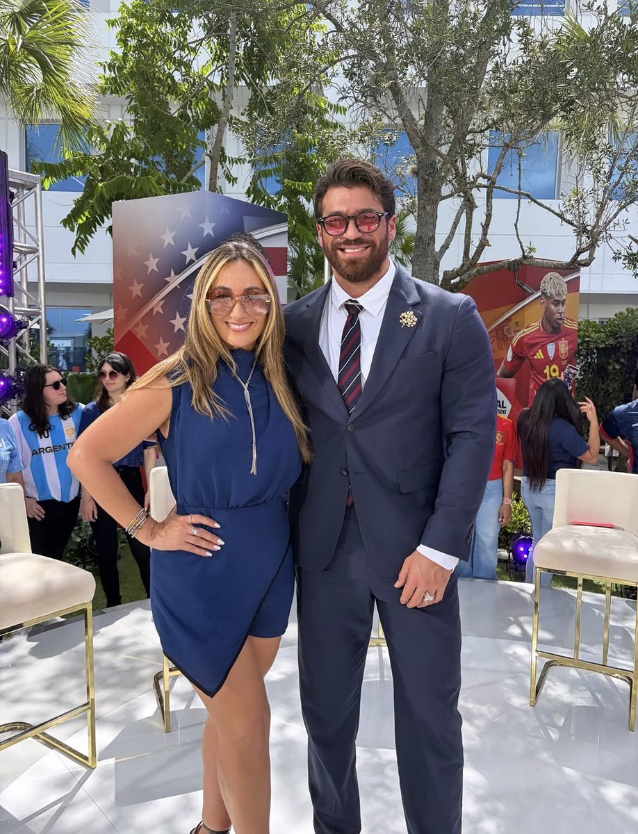 CanYamanNewsInt's tweet photo. ♦️#CanYaman with the presenters of La Mesa Caliente - Telemundo that the actor conquered with his charisma. https://t.co/pavoJEQeN0