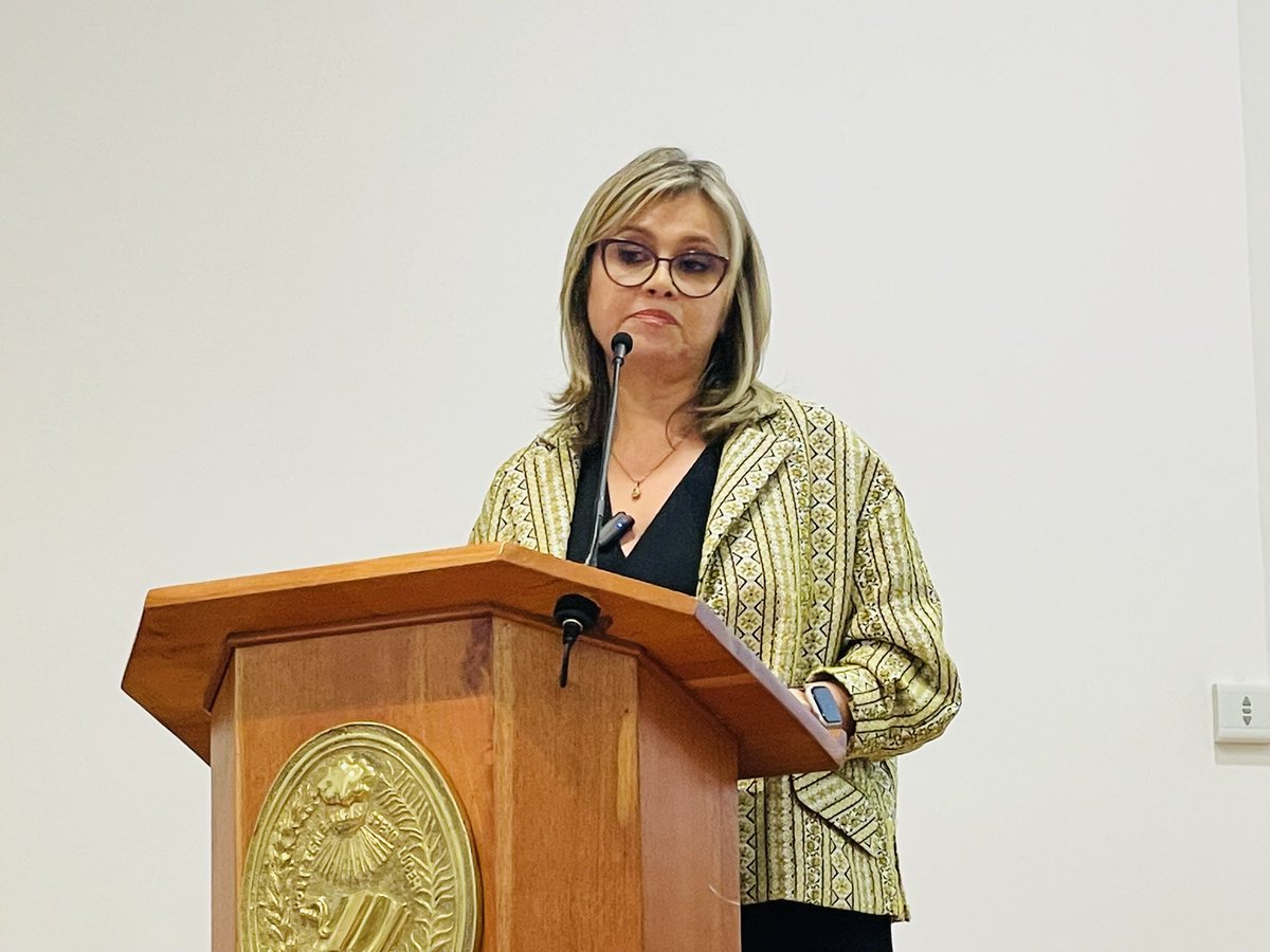 EdnaBonillaSeba's tweet photo. La Constitución de 1991 sigue siendo un gran pacto democrático. Amplió derechos, fortaleció la participación ciudadana, reconoció la diversidad del país y consolidó el Estado Social de Derecho.

Colombia sí necesita reformas constitucionales, pero no cualquier reforma ni en cualquier momento. Creo que toda reforma constitucional debería responder al menos a tres criterios: 

1. Resolver un problema institucional real.
2. Construirse sobre amplios consensos nacionales y no sobre mayorías circunstanciales.
3. Fortalecer nuestra democracia y no debilitarla.

Bajo esos criterios, considero que hoy no es el momento de convocar una Asamblea Constituyente. No porque sea un mecanismo ilegítimo, la propia Constitución la contempla, sino porque las constituyentes deben responder a un amplio consenso nacional y no convertirse en el instrumento mediante el cual una mayoría política pretende redefinir las reglas del juego para todos.

#WCCL2026 @UExternado @osunanestor @ernestosamperp @RodrigoUprimny @ProtejamoslaC91