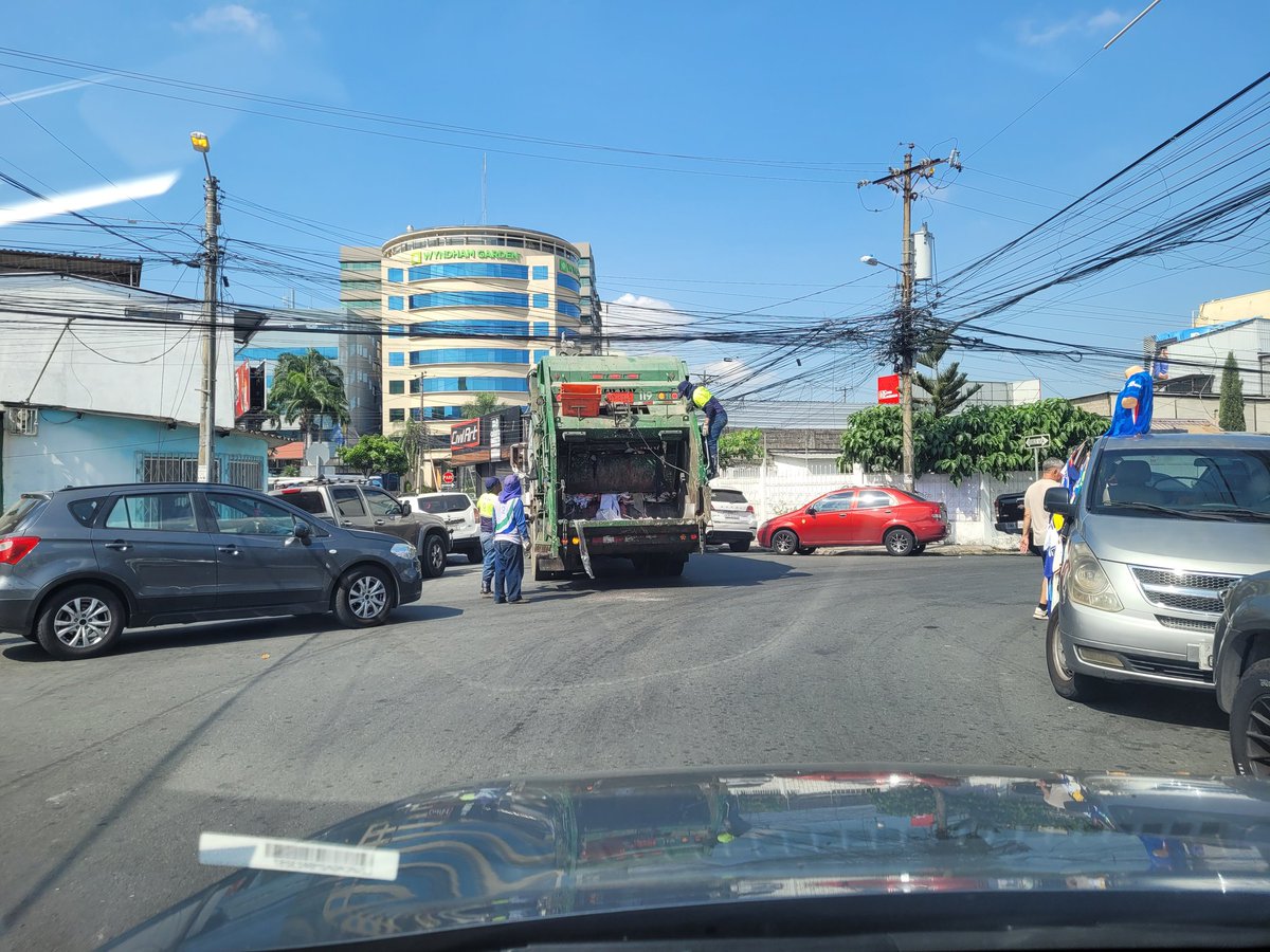 manueladum's tweet photo. ESTAS SON LAS OBRAS QUE HAY QUE ACOMETER Y DEJAR DE ADOQUINES Y ADORNITOS BOBOS
TODA LA CIUDAD LLENA DE CABLES QUE DAN VERGUENZA Y PUDO PASAR EL CARRO RECOLECTOR GRACIAS A UN OBRERO DE URBASEO QUE AMARRÓ ESE MATERIAL PARA PASAR https://t.co/LBaZzaDXd9