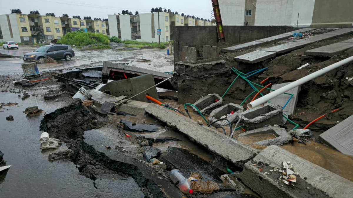 GuacamayanLeaks's tweet photo. Lluvias normales DESTROZAN “Viviendas para el Bienestar” en Veracruz. 

Ni siquiera aguantaron una temporada de lluvias y ya se están cayendo. 

En el fraccionamiento Bosques de Río Medio, un simple deslave provocó el colapso de banquetas, guarniciones y parte de la vialidad. Quedaron expuestas las instalaciones subterráneas y al menos cuatro edificios en construcción resultaron afectados.  

¿Esto es lo que el gobierno llama “vivienda digna”? 

¿Dónde quedó la calidad, la supervisión y los miles de millones que supuestamente invirtieron?

#ViviendasParaElBienestar #Veracruz #4TFracaso #DineroTirado #LluviasDestruyenObra