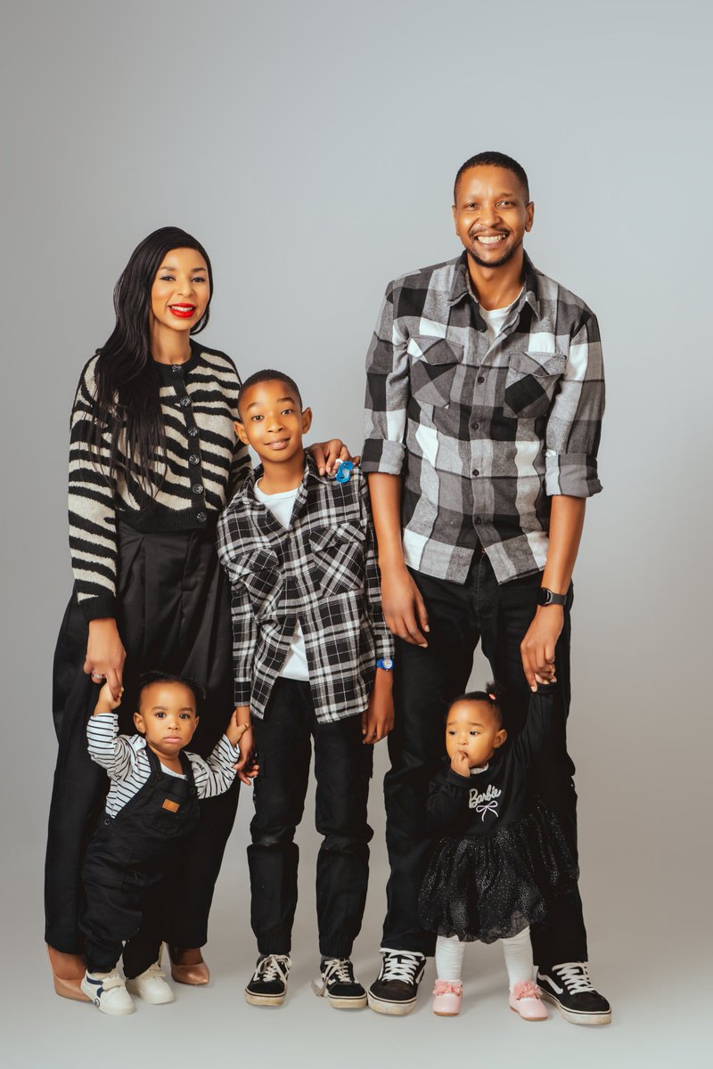 philgoodphotogr's tweet photo. Thembi and family 

Shot by @philpembani 
#philbertpembani #philgoodphotography https://t.co/5rX0LEVCp3 https://t.co/3WCsF56kDO