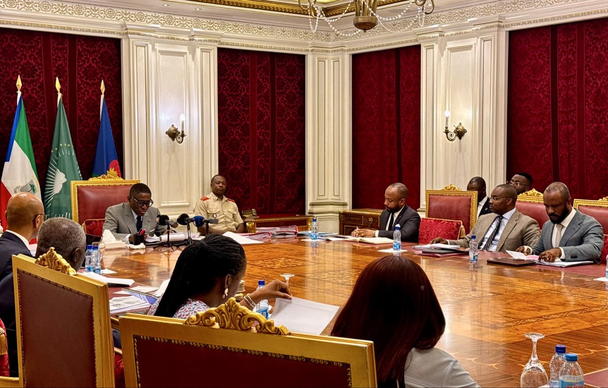 teonguema's tweet photo. En un comité interministerial hemos examinado los expedientes de los candidatos a la Dirección General de algunas empresas paraestatales.
Hoy ha sido el turno de #ANDGE, #INSESO y #GEPETROLSERVICIOS. En cada empresa, hemos elegido entre tres y cuatro personas para diferentes puestos de la Dirección General.
Los perfiles analizados y elegidos han sido validados por a nuestro nivel por la formación de las personas, su experiencia laboral y gestión. La fase pendiente es que el Primer Ministro presente las propuestas al Jefe de Estado, tanto los perfiles elegidos por nuestra comisión como los de la lista general.
La idea es que el Presidente de la República los revise y tome la decisión a su nivel para proceder a sus respectivos nombramientos.
