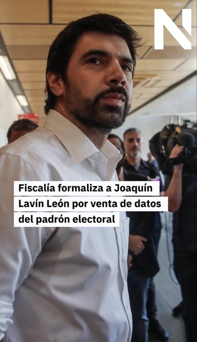 N_PrensaCL's tweet photo. 1/ 🚨 Joaquín Lavín León, preso por fraude al fisco, fue formalizado por vender tu RUT, sexo y domicilio a otros candidatos. Abrimos 🧵 https://t.co/diAmV6OyBW