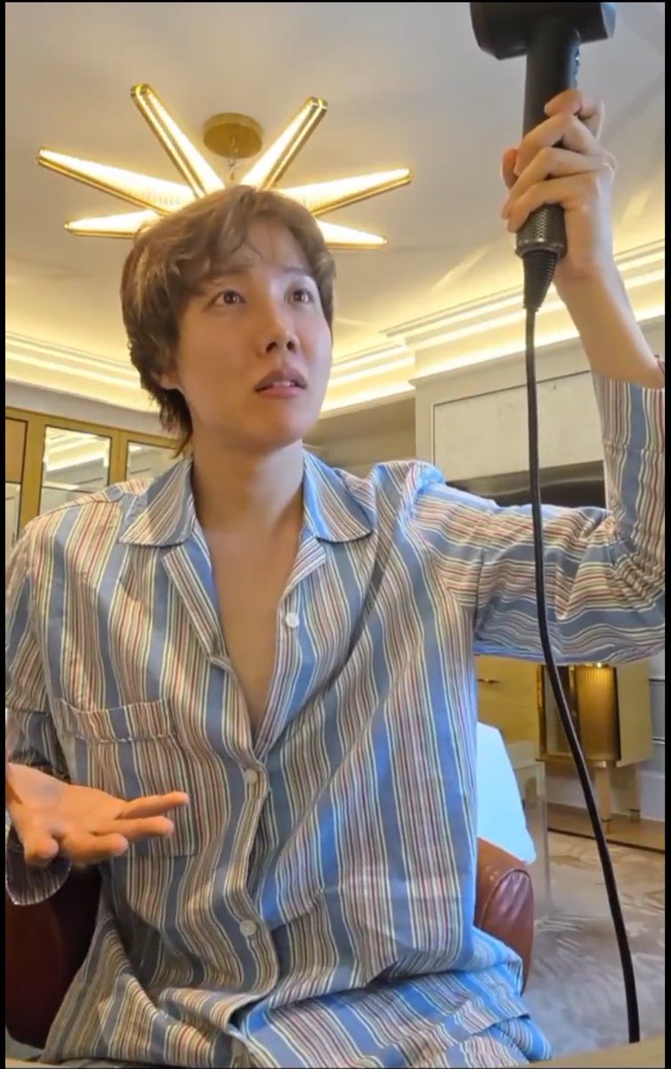 kriri05's tweet photo. Guys did you know theres a statue on liberty in the heart of london?
….meet Jhope of Bts https://t.co/ZEq4yZheDJ
