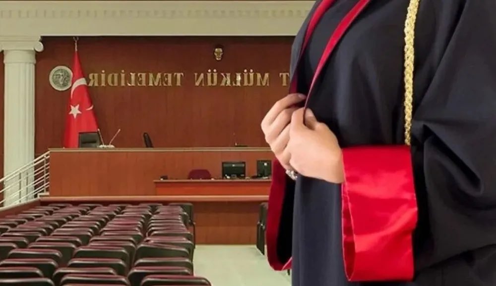 TVAdalet's tweet photo. ADANA | Kadın Savcı mafya soruşturmasında tutuklu isimlere para ve araba karşılığı tahliye vadetti.

Olay ailenin şikayetiyle yargıya taşındı. HSK İkinci Dairesi, kadın savcıyı açığa aldı. https://t.co/aG5tBNOB0L