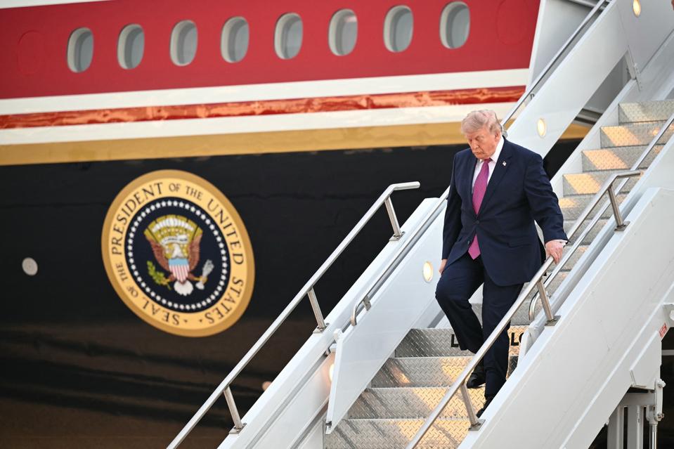 Forbes's tweet photo. Trump Unexpectedly Ditches Qatari Plane For Old Air Force One—For Now
https://t.co/7we4Rmm60b https://t.co/eCv0AG9w5J