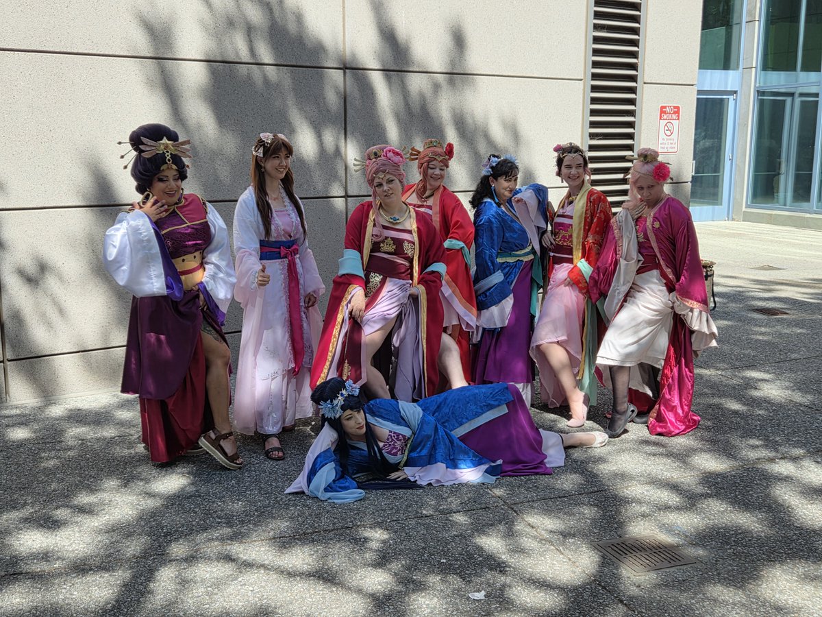 xice_fire's tweet photo. Some of my favorite pics from the Apothecary Diaries cosplay gathering at fanime!
.
.
.
#fanime #fanime2026 #cosplaygathering  #theapothecarydiariescosplay #theapothecarydiaries https://t.co/QVl8PQ7JBA
