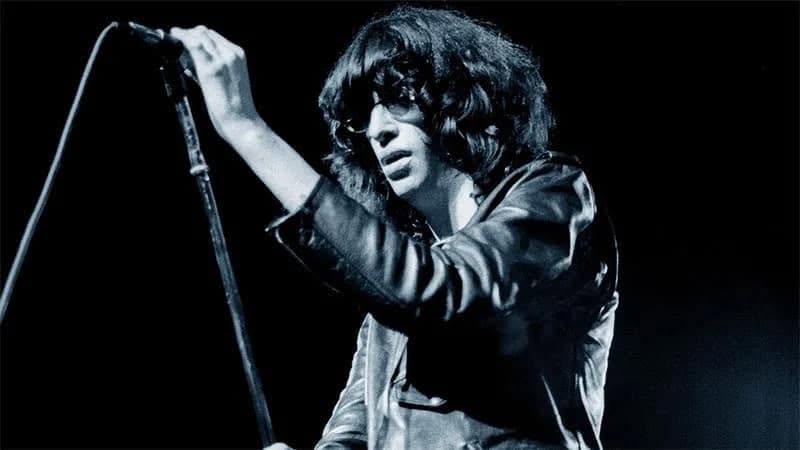 radiofutura911's tweet photo. En invierno los días son más cortos
y las charlas son más largas.
Vivilo a #PuraMusica en #CiudadFutura
Dale con #JoeyRamone⭐ https://t.co/2ySTYYf3to