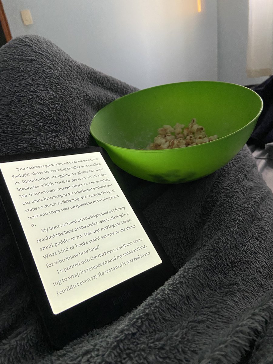 thomascreswell's tweet photo. i love home office fechei o computador deitei na minha cama abri meu livro e peguei minha pipoca caramelizada p comer nem amo naoooo https://t.co/Cwx3KVXC6c