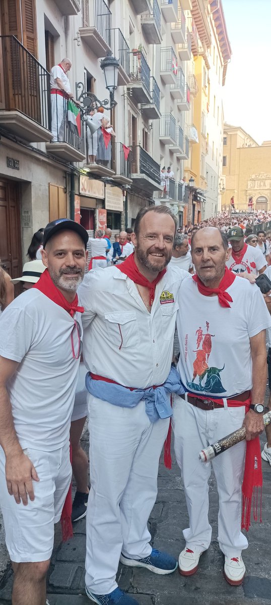 chanehh14's tweet photo. Quién puede pedir más?😀...en la Cuesta Santo Domingo con el gran @ChapuApaolaza 😜 ... después del encierro de los Cebada Gago 🏃🐂 ...Grandes Chapu y Chane!❤️❤️❤️ #CuestaSantoDomingo #Pamplona #SanFermines2026 ...Un auténtico placer Chapu!😀❤️ https://t.co/ZvZiMKGN33