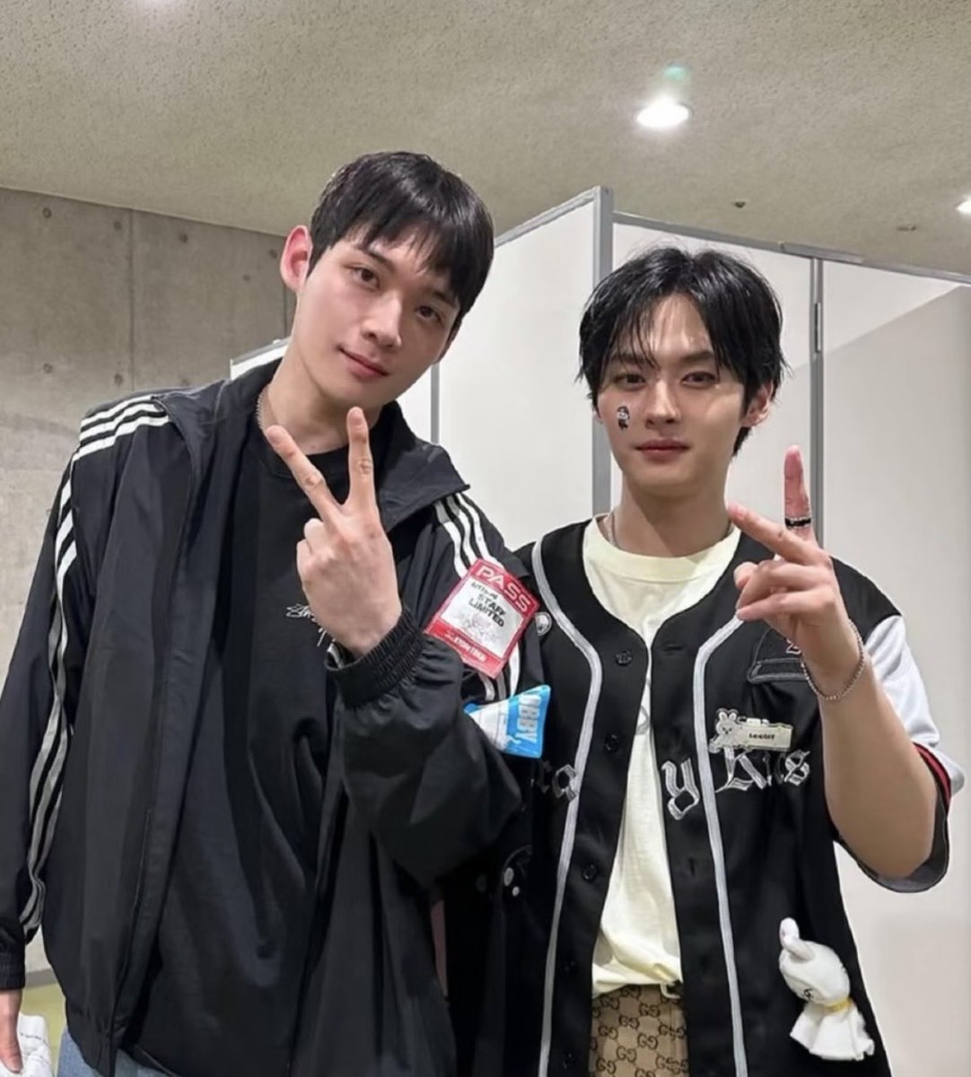 minluvsaurus's tweet photo. BL actor Kim Yoonsik from “The Prospector’s Proposal" is Leeknow’s friend who attended their concert????? 😭😭 how diverse is this man’s contact list wtf https://t.co/7I5zaL1Pva
