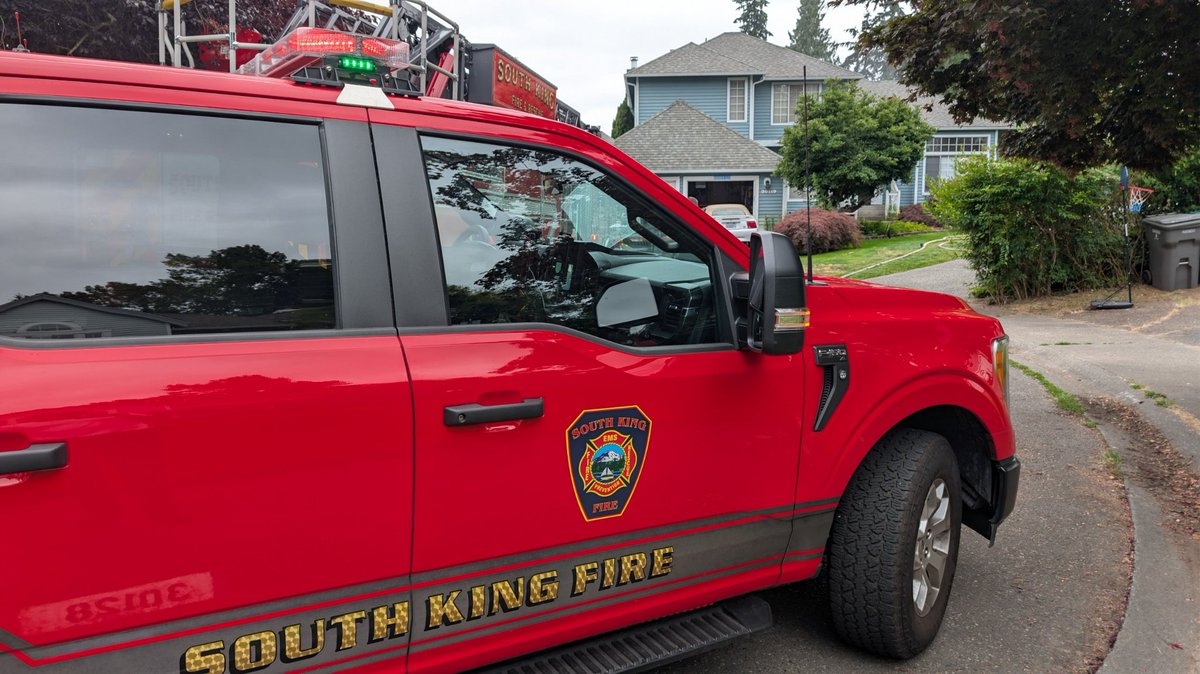 southsoundnews's tweet photo. @Southkingfire and @KingCoMedicOne on the scene of a residential fire in the 30100 block of 3rd Pl. S. No injuries and fire contained quickly. https://t.co/f8UlATueaX