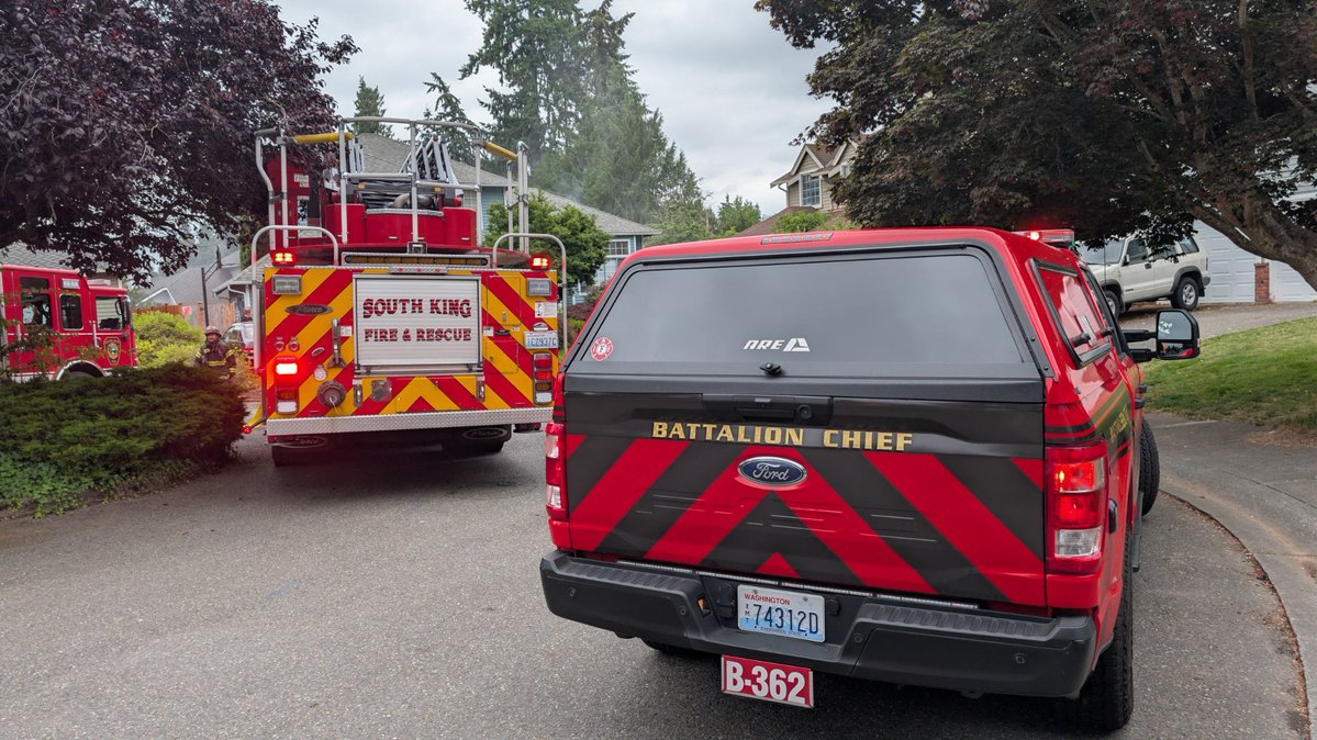 southsoundnews's tweet photo. @Southkingfire and @KingCoMedicOne on the scene of a residential fire in the 30100 block of 3rd Pl. S. No injuries and fire contained quickly. https://t.co/f8UlATueaX
