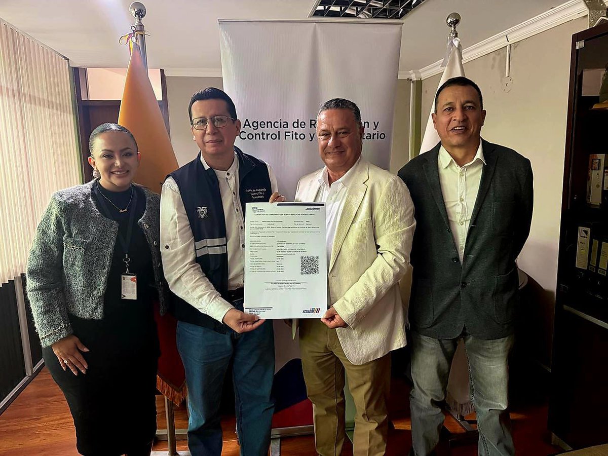 AgrocalidadZ7's tweet photo. #Loja📍 | Entregamos certificación de Buenas Prácticas Agropecuarias para cultivo de café ☕a la hacienda "Jardines de Valle Hermoso". 🏅

Esta certificación reconoce el cumplimiento de la Resolución N.° 0232 por una producción de café más segura, responsable y de calidad. ✅ https://t.co/dWmXN70dD2