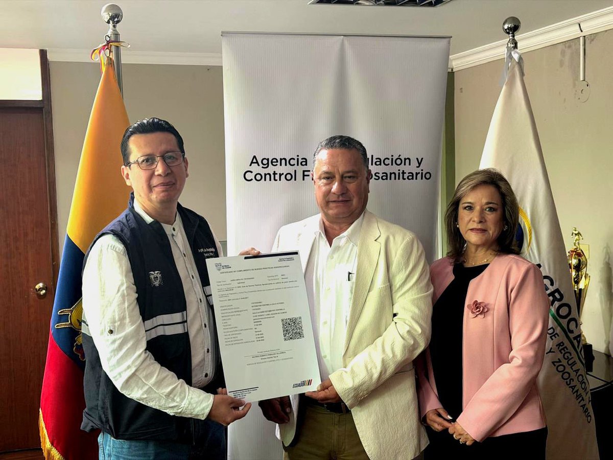 AgrocalidadZ7's tweet photo. #Loja📍 | Entregamos certificación de Buenas Prácticas Agropecuarias para cultivo de café ☕a la hacienda "Jardines de Valle Hermoso". 🏅

Esta certificación reconoce el cumplimiento de la Resolución N.° 0232 por una producción de café más segura, responsable y de calidad. ✅ https://t.co/dWmXN70dD2