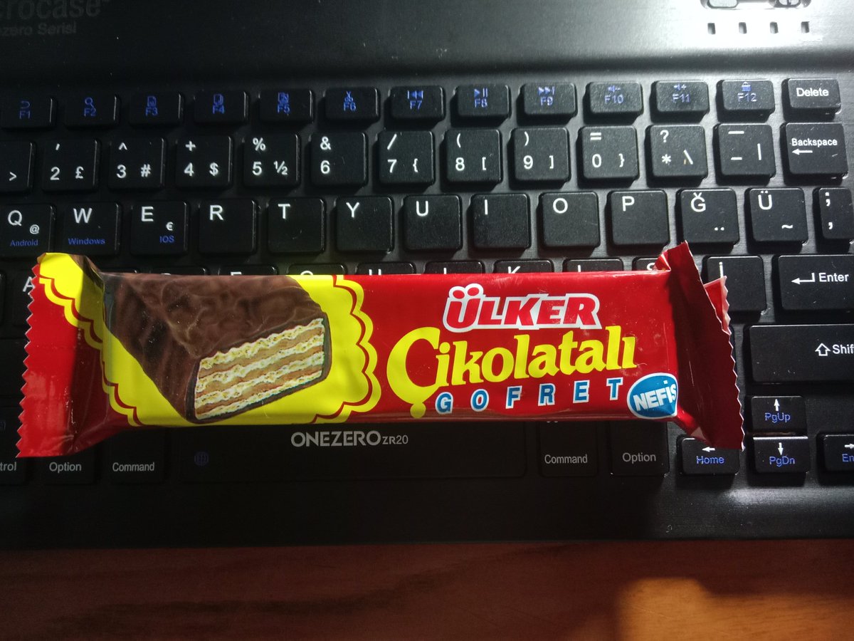 fluttershybt7's tweet photo. kardeşim tam bir mal o kadar çikolata içinden boykot olanı almış https://t.co/W5DAUb3460