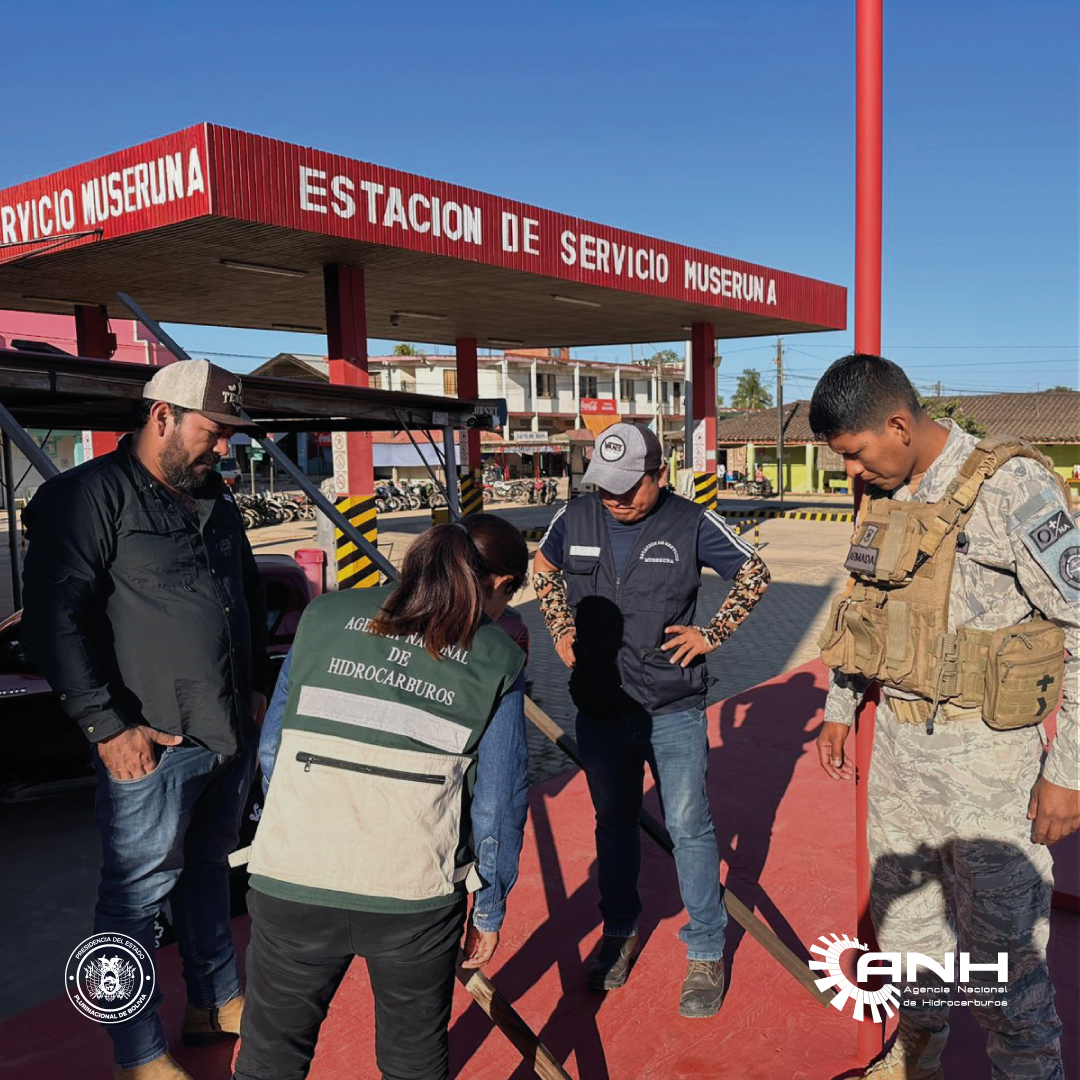 AnhBolivia's tweet photo. ANH #Beni realizó verificaciones al historial de carguíos y de volumen correcto  en la comercialización de combustibles en estaciones de servicio, con el objetivo de prevenir irregularidades en la comercialización, en cumplimiento de la normativa vigente. https://t.co/8wr6i9ewRI