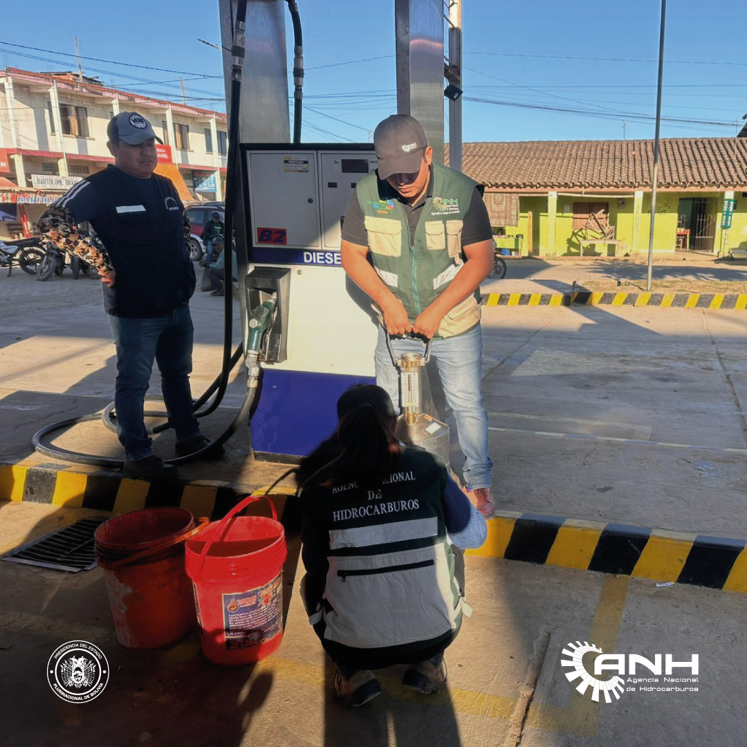 AnhBolivia's tweet photo. ANH #Beni realizó verificaciones al historial de carguíos y de volumen correcto  en la comercialización de combustibles en estaciones de servicio, con el objetivo de prevenir irregularidades en la comercialización, en cumplimiento de la normativa vigente. https://t.co/8wr6i9ewRI
