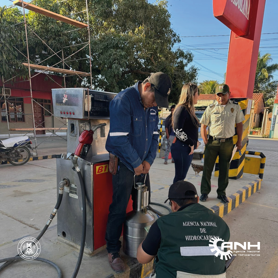 AnhBolivia's tweet photo. ANH #Beni realizó verificaciones al historial de carguíos y de volumen correcto  en la comercialización de combustibles en estaciones de servicio, con el objetivo de prevenir irregularidades en la comercialización, en cumplimiento de la normativa vigente. https://t.co/8wr6i9ewRI