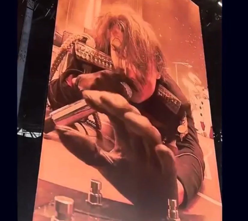 _B4UHAUS's tweet photo. I’ve been DYING to reach you.
#MCRWEMBLY #MCRLONDON https://t.co/xLJRSAfIzv