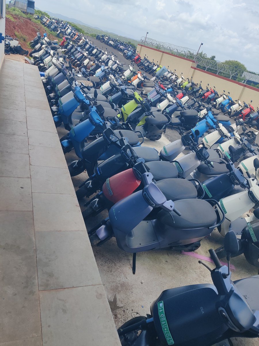 Mendes2143's tweet photo. @OlaElectric Same day service😂🤣 it's been 71 Days my scooter is kept at your service centre. https://t.co/uUK3lGguTU