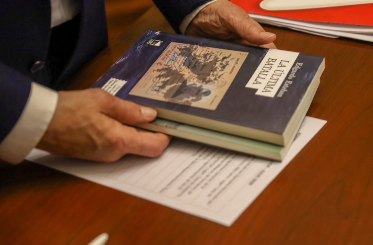 QuintelaRicardo's tweet photo. La Feria del Libro también nos brinda la oportunidad de encontrarnos con quienes, desde distintos rincones del país, comparten la convicción de defender una Argentina más federal.

Junto a las diputadas @GabyPedrali y @bebasoria , recibimos a los diputados nacionales @CastagnetoC y @AldoAdolfoLeiva. En ese marco, acompañamos la charla “La política fiscal en debate. El rol del legislador nacional”, a cargo de Carlos Castagneto, un espacio de reflexión sobre los desafíos fiscales y el papel del Congreso en la construcción de políticas públicas.

Además, mantuvimos un valioso intercambio sobre las realidades que atraviesan nuestras provincias y la importancia de seguir defendiendo el trabajo, la producción, la memoria y la soberanía.
La Rioja va a seguir abriendo sus puertas a cada iniciativa que fortalezca el pensamiento, el diálogo y una mirada profundamente federal para la Argentina.
