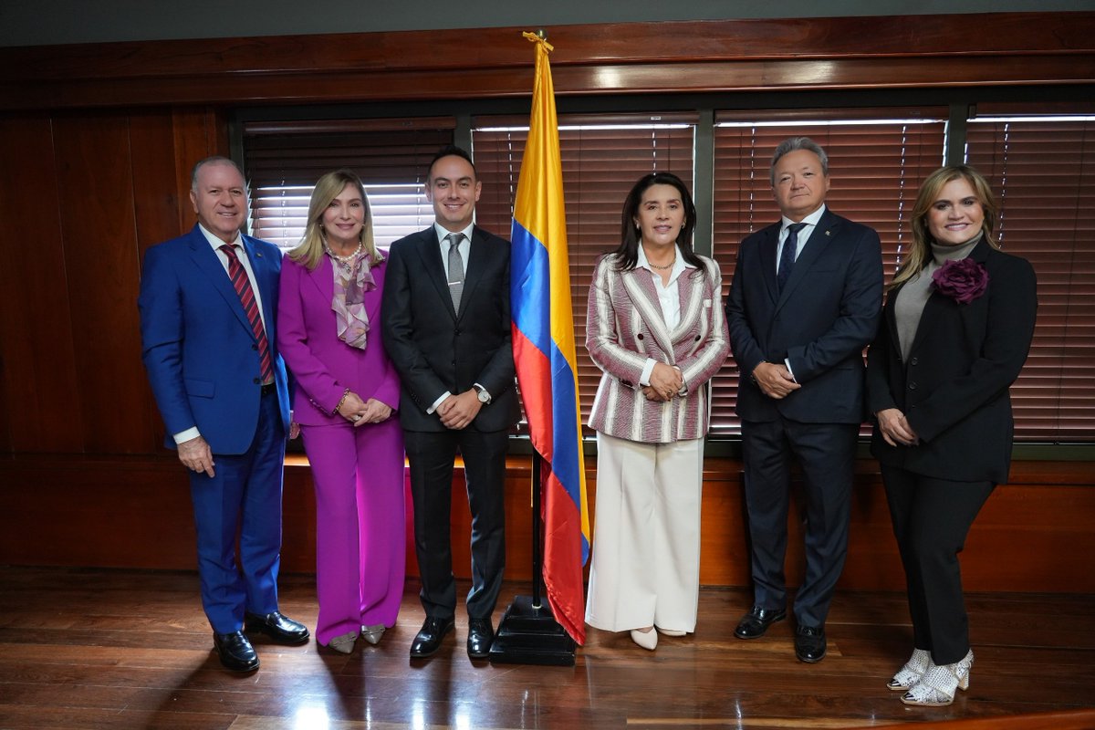 judicaturacsj's tweet photo. #AgendaCSJ | El Consejo Superior de la Judicatura posesionó este miércoles al nuevo consejero seccional de la judicatura de Bogotá, doctor Andrés Fernando Mejía Restrepo, quien asumió su cargo luego de superar con mérito la Convocatoria 27. https://t.co/fUCb6UkAAR