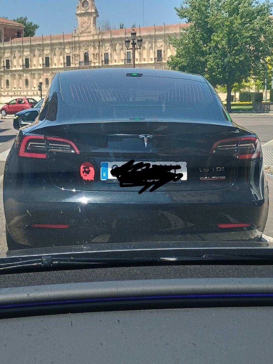 Zagal_Terrac's tweet photo. Ya hay que ser barriobajero para comprarse un TESLA y ponerle una foto de Camarón y un 1.9 TDI del Audi A4.
Hay gente que hubiera deseado nacer en la Cañada Real. https://t.co/Kw3COSP6EB