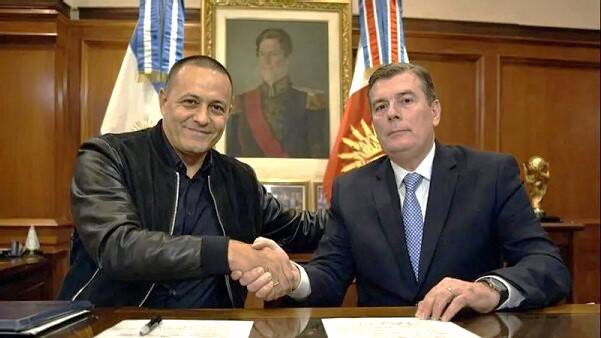 MacriElKiller's tweet photo. Mientras en Estados Unidos avanzan las investigaciones sobre las operaciones financieras, en Argentina el poder político sigue protegiendo a una estructura con fuertes vínculos con el PJ. Nunca se olviden que detrás de Tapia esta Kicillof con el manejo del CEAMSE, Toviggino que es el testaferro de Zamora y detrás de Faroni está Sergio Tomás Massa con sus negociados con las empresas de espectáculo