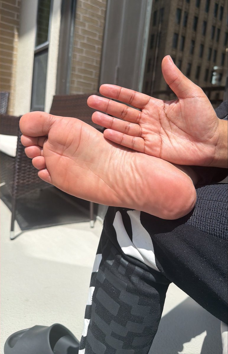 footvibezzz's tweet photo. #PalmVsSoleChallenge don’t mind if I do! https://t.co/YCOUKBUbCC