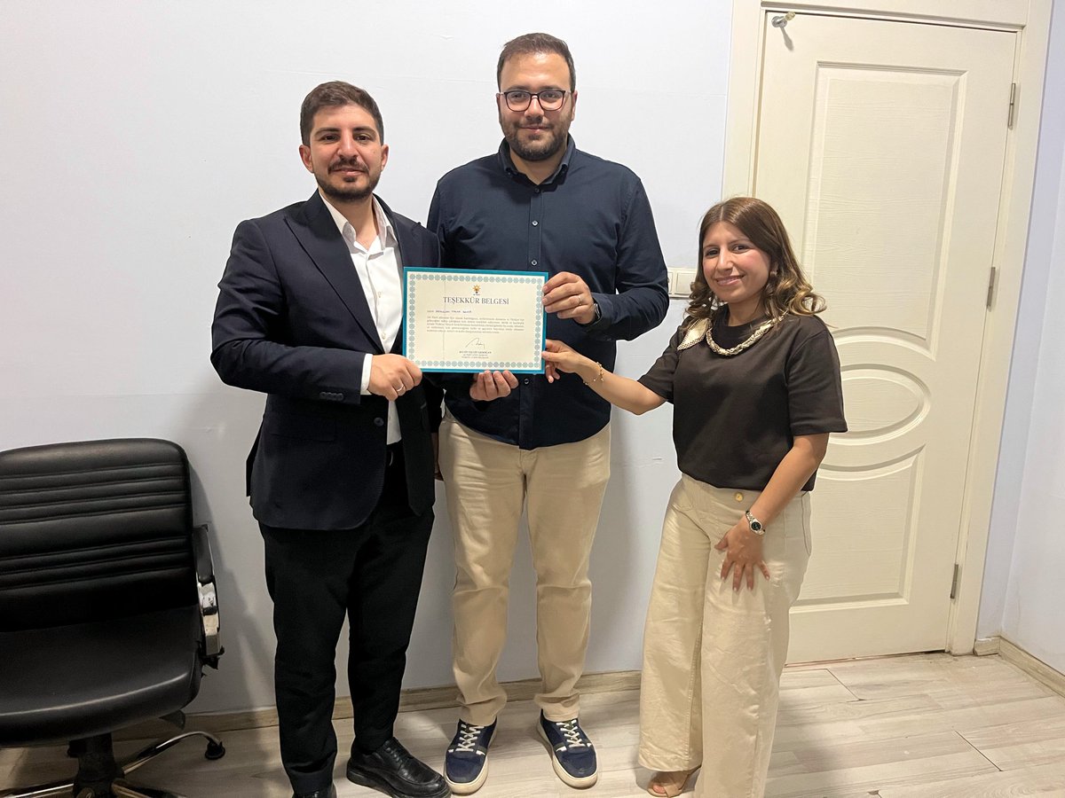 akgencadiyaman's tweet photo. 📍 AK Parti Adıyaman İl Başkanlığı

İl Gençlik Kolları Başkanımız Av. Hasan Ünsal öncülüğünde, AK Parti ailemize katılan Psk. Abdullah Talha Demir’e teşekkür belgesi takdim ettik. 📜🤝

Her yeni katılım; davamıza güç, teşkilatımıza heyecan ve Türkiye Yüzyılı hedeflerimize umut katmaktadır. 🇹🇷✨

Cumhurbaşkanımız Sayın Recep Tayyip Erdoğan’ın selamlarını genç kardeşimize ileterek birlik ve beraberlik ruhumuzu bir kez daha pekiştirdik.

AK Gençlik; inancın, azmin ve kardeşliğin adresi olmaya devam ediyor. 💪🇹🇷
@avhasanunsal 

#AKParti #AKGençlik #Adıyaman #TürkiyeYüzyılı #BirGençlikBirGelecek