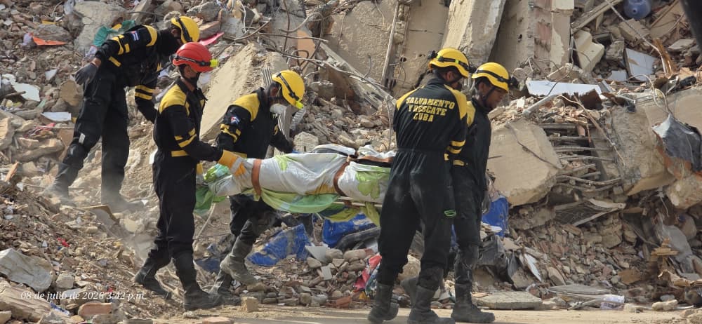 cubacooperaven's tweet photo. Nuestra Brigada de Rescate y Salvamento realiza labores de recuperación en las zonas afectadas. Coordinamos estrechamente con Medicina Legal para la identificación y entrega digna a los familiares, actuando con el máximo respeto y profesionalismo. #CubaCoopera #Solidaridad 🇨🇺🇻🇪 https://t.co/Zi0lsePykh